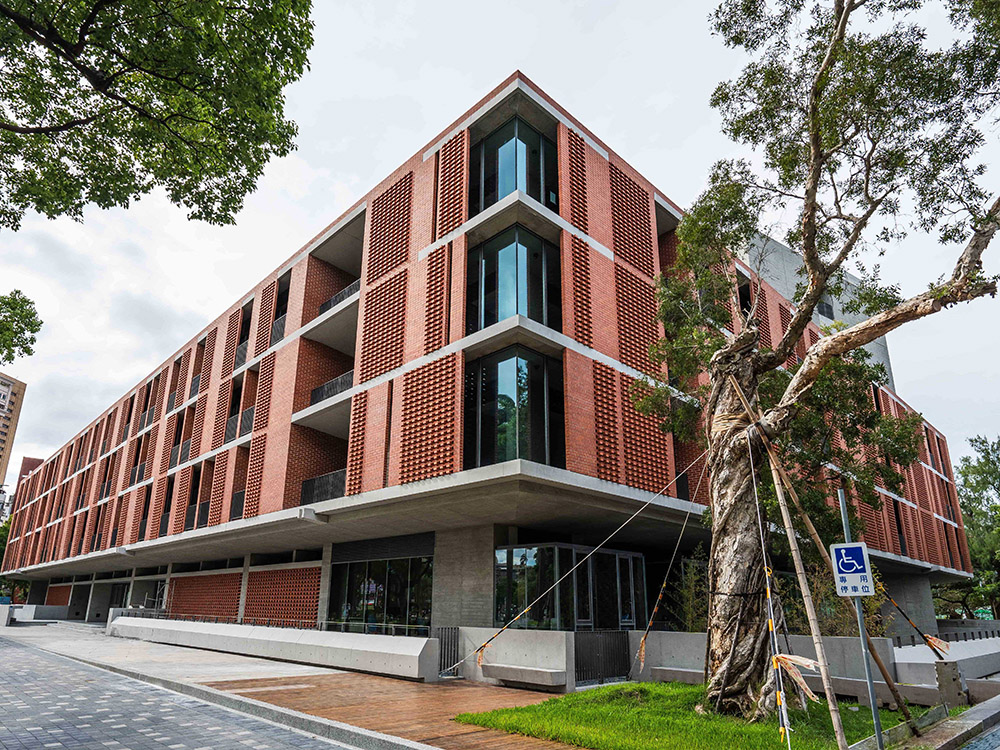 Newly constructed NTU Humanities Building wins Golden Stone Award-封面圖