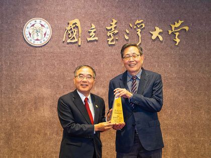 Image: Dr. Min Kao awards the inaugural Garmin Chair Professors and Scholars